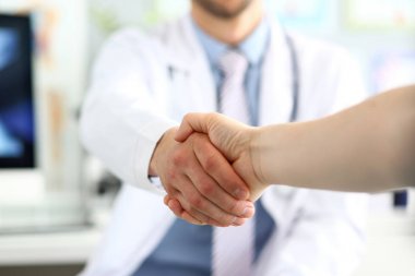 Doktor ve hasta el sıkışma