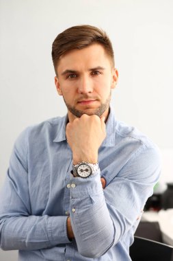 Akıllı adam portresi ile kamera bakıyor