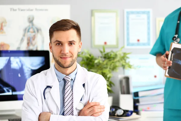 Médico posando no armário da clínica — Fotografia de Stock