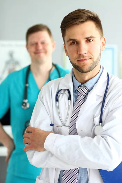 Médecin avec bras croisés — Photo