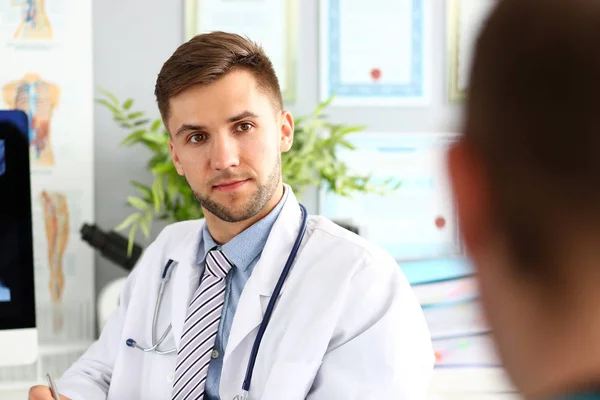 Médico en uniforme blanco con estetoscopio — Foto de Stock