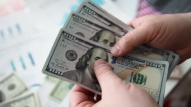 Erkek eller büyük paket ABD Doları sayma
