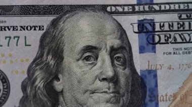 Masada yatan yüz dolar fatura closeup görünümü