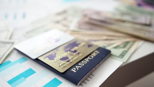 Enorme pacote de dinheiro dos EUA sentido acima em passaporte e cartões bancários — Vídeo de Stock