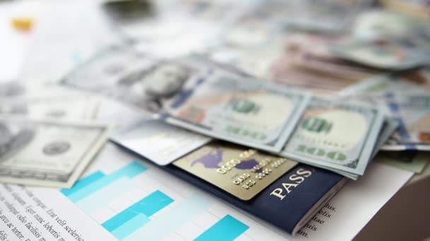 Nagy mennyiségű USA papír valuta esett le felülről véletlenszerű sorrendben — Stock videók