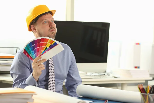 Dromerige Adult Designer Holding verf kleurenpalet — Stockfoto
