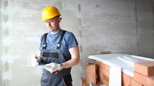 Serious man in hardhat — Stock Photo, Image