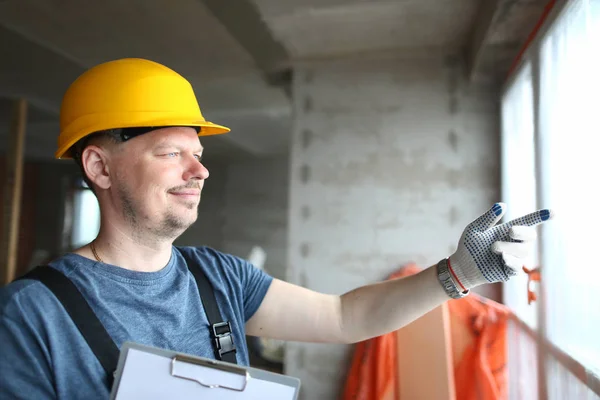 Construtor de rir em luvas — Fotografia de Stock