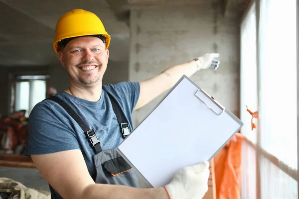 Trabajador feliz en hardhat — Foto de Stock