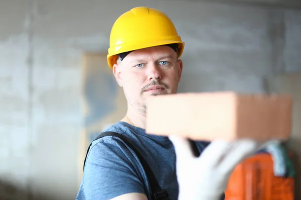 Serieuze arbeider in bouwvakker — Stockfoto