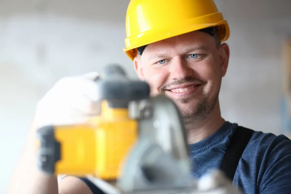 Gelukkig man en nieuwe tool — Stockfoto