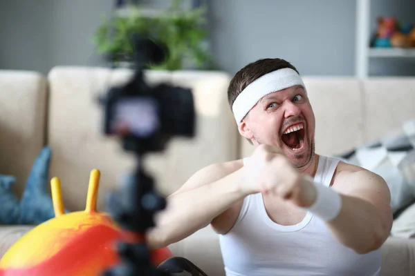 Screaming Vlogger Gravação de vídeo de boxe na câmera — Fotografia de Stock