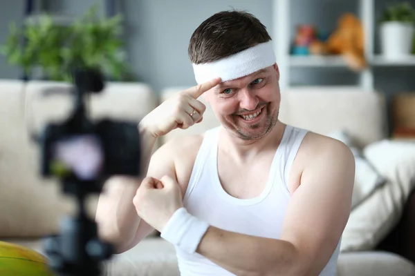 Sonriente Vlogger Mostrar músculo en la cámara digital —  Fotos de Stock