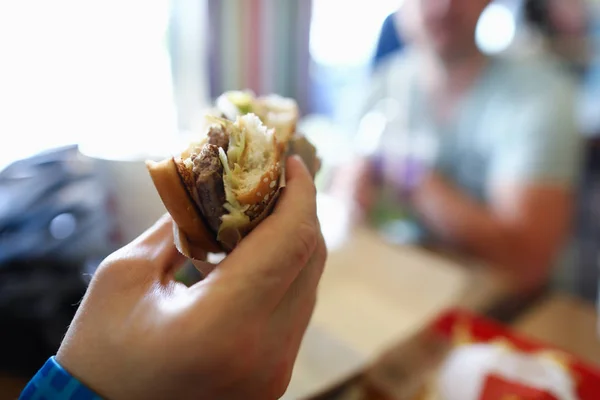 Man hand Hold teasty hamburger in de hand tegen — Stockfoto