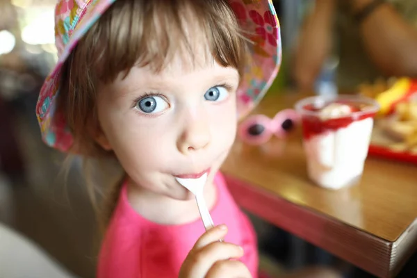 Tevreden klein kind likt lepel met ijs — Stockfoto