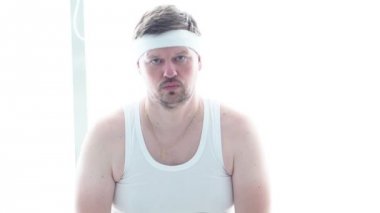 genç çekici adam dumbbells tutan