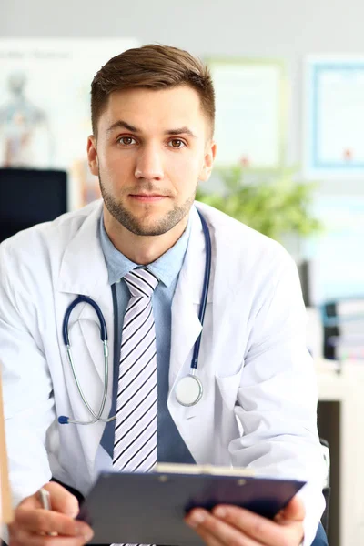 Felice medico sul posto di lavoro — Foto Stock