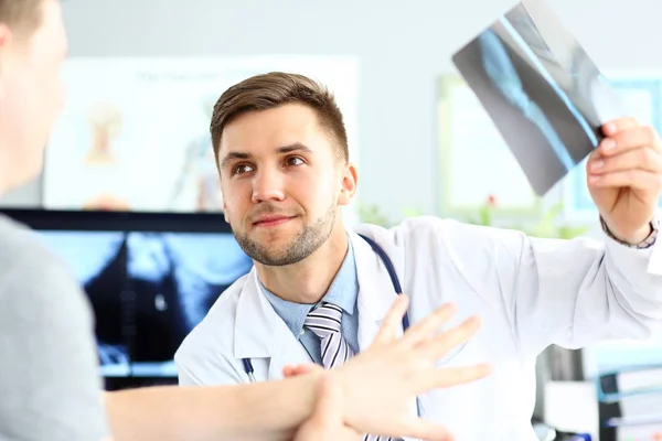 Médico sosteniendo imagen de rayos X — Foto de Stock