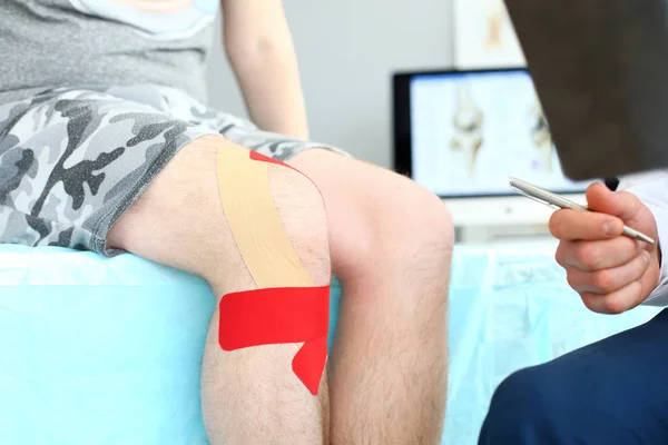 Пацієнт з прив'язаним коліном — стокове фото