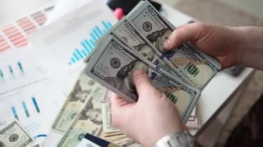 Erkek eller büyük paket ABD Doları sayma