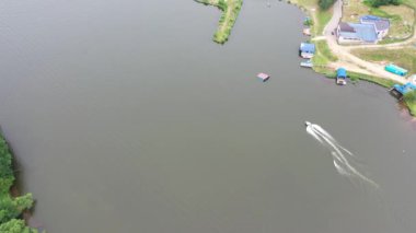 Video 4k nehir üzerinde drone ile uçan