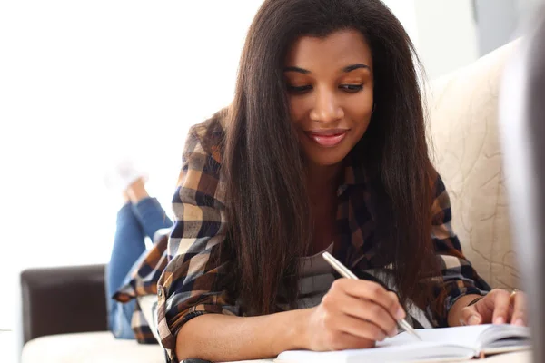 Sorridente donna nera scrivere storia in notebook — Foto Stock