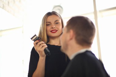 Kadın Kuaför Elinde Elektrikli Jilet Tutan