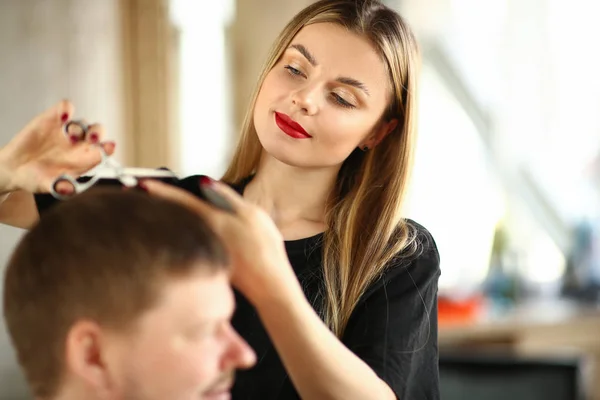 Młody Kobieta hairstylist cięcie mężczyzna klient włosy — Zdjęcie stockowe