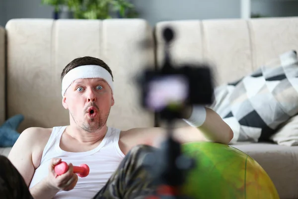 Чоловік відеоблогер тримає гантелі в своєму — стокове фото