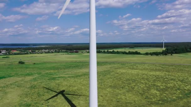 Windturbines van elektriciteit tegen — Stockvideo