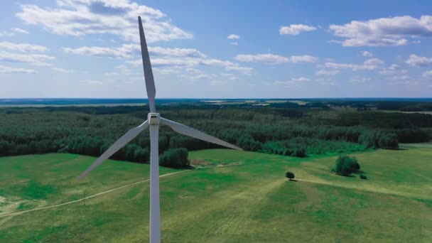 Windturbines van elektriciteit tegen — Stockvideo