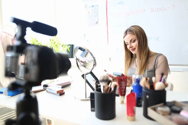 Blogger Recording Beauty Consultation for Vlog — Stock Photo, Image