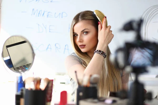 Θηλυκό blogger streaming ζωντανές συμβουλές ομορφιάς βίντεο — Φωτογραφία Αρχείου