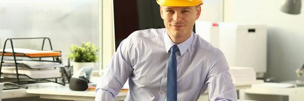 Sourire Ingénieur civil travaillant sur le croquis de la maison — Photo