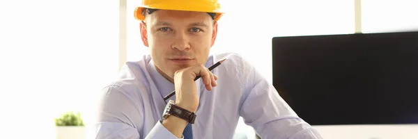 Arquitecto o Ingeniero Trabajando en Plan de Construcción — Foto de Stock