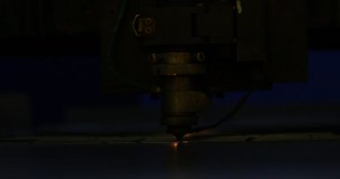 Kıvılcımlar metal işleme için makine başını uçurur