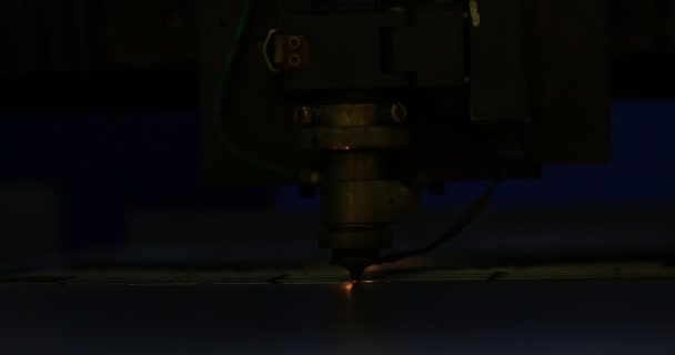 Искры вылетают из головки машины для обработки металла — стоковое видео