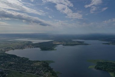 Üst helikopter mavi bir göl fotoğrafı
