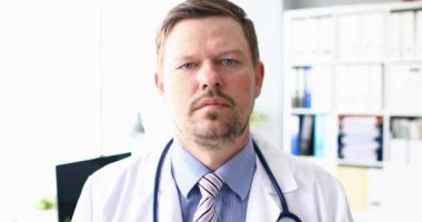 Hastaneye karşı 4k video gülümseyen erkek doktor