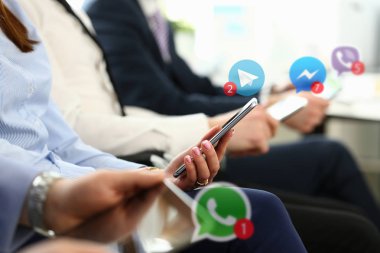 Mobil aygıt grubu iş adamları tutun