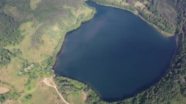 Üst helikopter mavi bir göl Video 4k