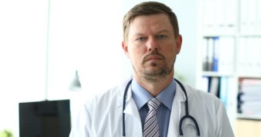 Hastaneye karşı 4k video gülümseyen erkek doktor