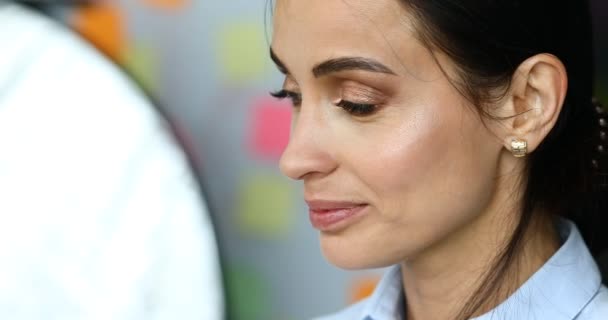Make-up artist målar läppar av en kvinna — Stockvideo