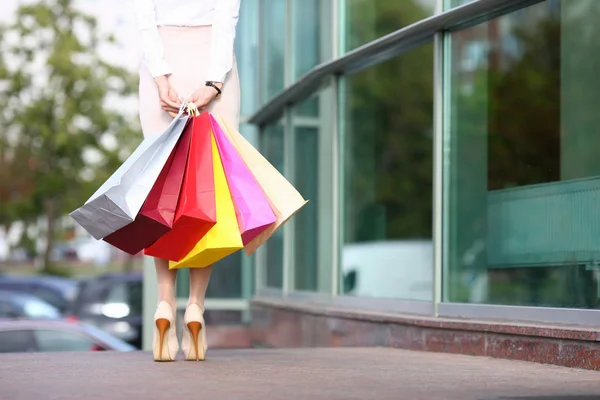 Vrouw Shopaholic hoge hakken schoenen Holding — Stockfoto