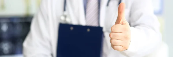 Мужчина врач показывает большой палец вверх знак в качестве выражения общественного мнения для хорошего лечения — стоковое фото