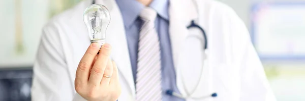 Médico masculino mão segurando lâmpada como símbolo de invenção ideia brilhante — Fotografia de Stock