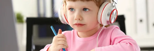 Niña usando auriculares use computadora móvil — Foto de Stock