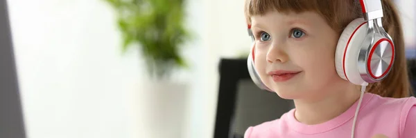 Menina usando fones de ouvido usar computador móvel — Fotografia de Stock