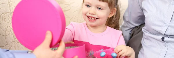 Felice bambina aprire la scatola regalo dai suoi genitori — Foto Stock