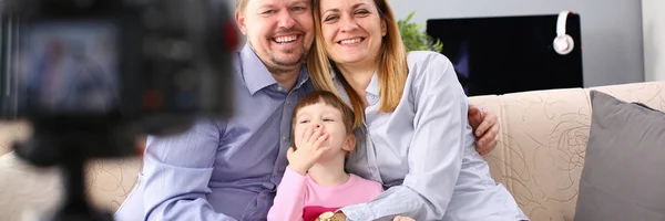 Jonge gelukkige familie zitten op Bank maken foto sessie portret — Stockfoto